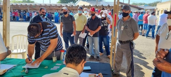 Diario HOY | Entregan subsidios a pescadores de Itapúa