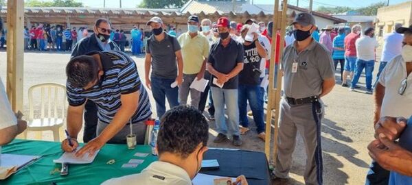 Gobierno entrega subsidio por veda pesquera en Itapúa