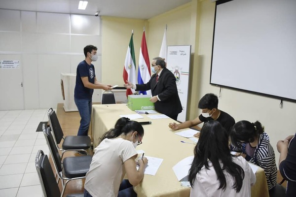 JÓVENES RECIBIERON APORTES PARA SOLVENTAR EN PARTE SUS ESTUDIOS UNIVERSITARIOS, POR PARTE DE LA GOBERNACIÓN DE ITAPÚA - Itapúa Noticias