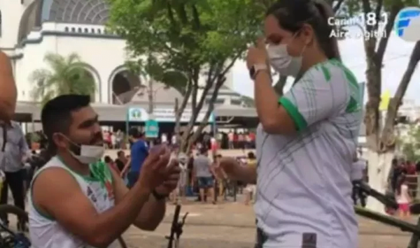 Ciclista pide matrimonio a su pareja frente a la Basílica de Caacupé - Noticiero Paraguay