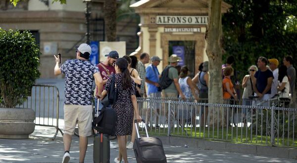 Millones de españoles desafían al coronavirus con mini vacaciones y el inicio de la campaña navideña - .::Agencia IP::.