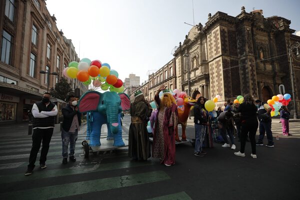Reyes Magos marchan en Ciudad de México para exigir permisos para trabajar - MarketData