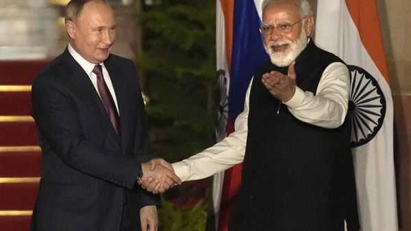 Putin estrecha lazos militares y comerciales con la India, un aliado tradicional que corteja EEUU