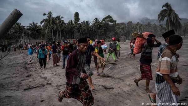 Elevan a 22 muertos por erupción de volcán Semeru en Indonesia