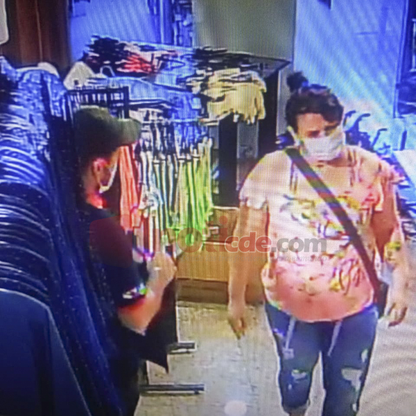 Dos hombres hurtaron prendas de vestir de una céntrica tienda