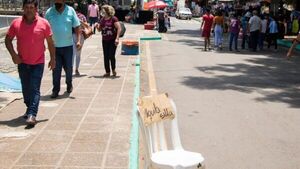 "Se alquila silla": el llamativo cartel que causa furor en Caacupé