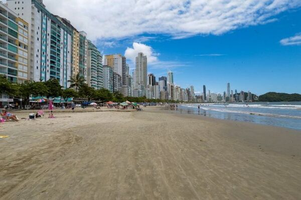 Brasil vuelve a abrirse al mundo ofreciendo a visitantes playas y sol