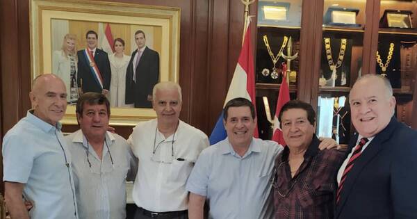 La Nación / Históricos del fútbol se reunieron esta tarde con Horacio Cartes