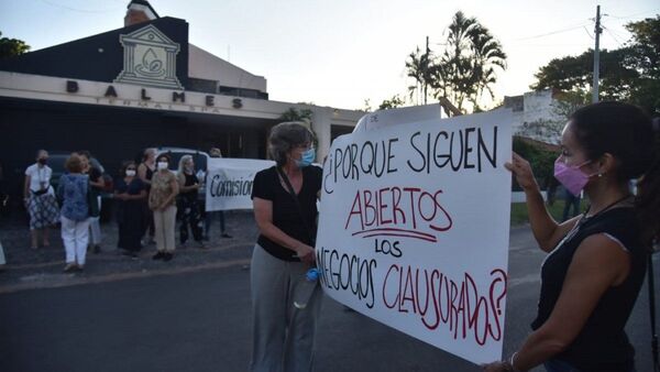 Vecinos de Asunción piden cierre de spa en manifestación