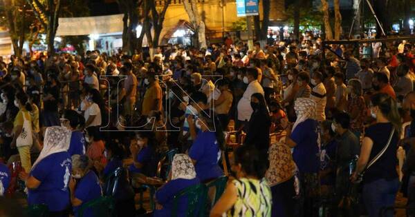 La Nación / Cientos de peregrinantes ya van llegando a la basílica de Caacupé