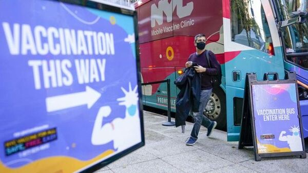 El alcalde de Nueva York, Bill de Blasio, impone la vacunación al sector privado