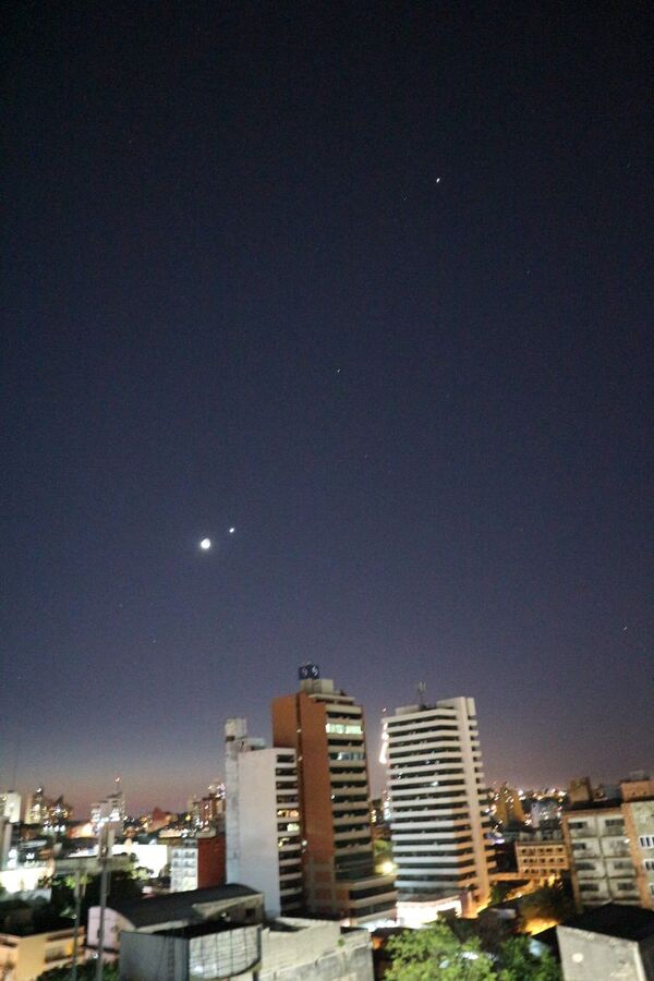 Asombrosa alineación entre la Luna y tres planetas en cielo asunceno - Nacionales - ABC Color