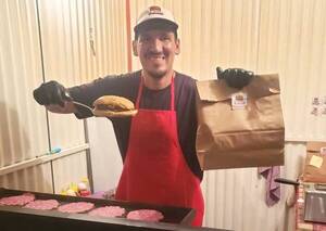 Crónica / Músico prepara 150 hamburguesas diarias