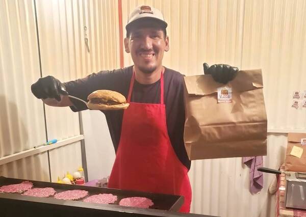 Crónica / Músico prepara 150 hamburguesas diarias