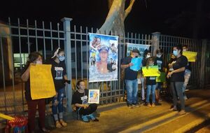 Madre de joven asesinado se encadena para exigir justicia - Nacionales - ABC Color