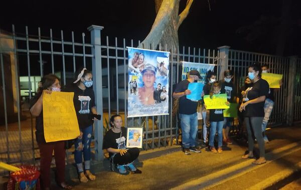 Madre de joven asesinado se encadena para exigir justicia - Nacionales - ABC Color