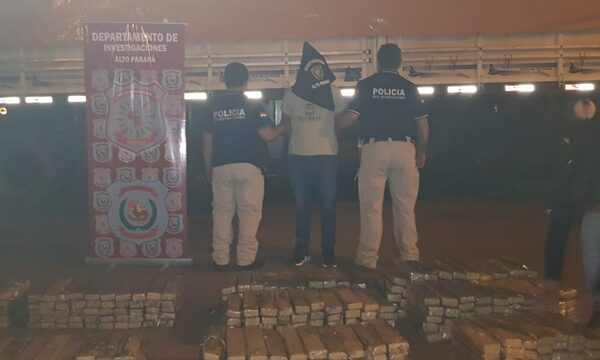 Incautan camión cargado con marihuana