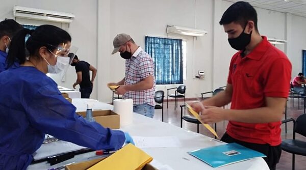 Jóvenes de Itapúa reciben pago por becas universitarias