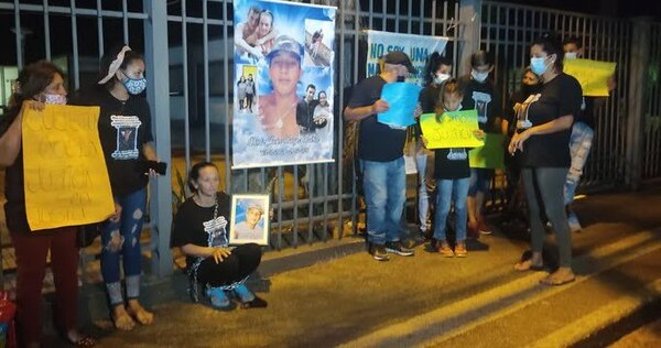 Madre de joven asesinado se encadena para exigir justicia - Noticiero Paraguay