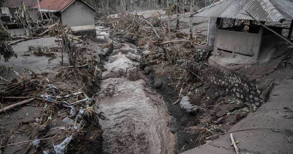 La Nación / Indonesia: cifra de muertos por erupción de volcán se eleva a 34