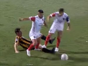 Análisis arbitral: el pisotón de Carrascal tampoco fue para roja - Cerro Porteño - ABC Color