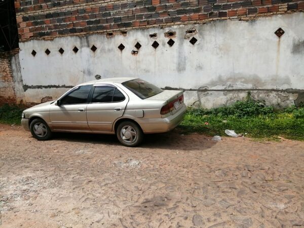 Esperan que policía vaya a revisar auto abandonado desde el pasado sábado » San Lorenzo PY