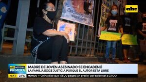 Madre de joven asesinado se encadenó exigiendo justicia - ABC Noticias - ABC Color