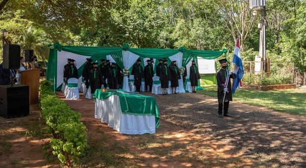 Egresados de la Escuela Agrícola de Belén recibieron líneas de crédito para implementar sus planes de negocios