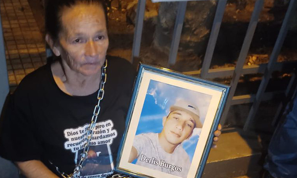 Madre se encadena para exigir justicia - OviedoPress
