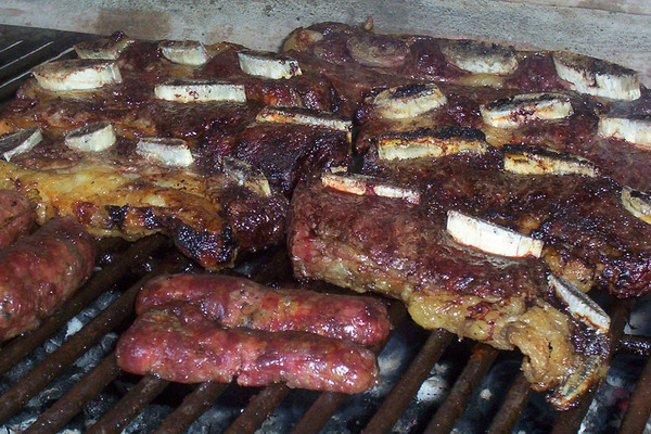 Dos hombres fallecieron atragantados con asado