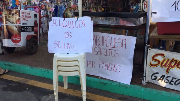 Ingenio económico en Caacupé: Alquila sillas para peregrinos que quieren descansar