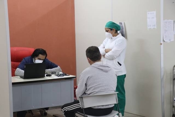 Diario HOY | Continúan las consultas de casos respiratorios en área de contingencia de Clínicas