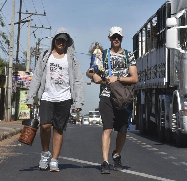 Hombres peregrinos, llenos de fe, caminan rumbo al Santuario de Caacupé - Nacionales - ABC Color