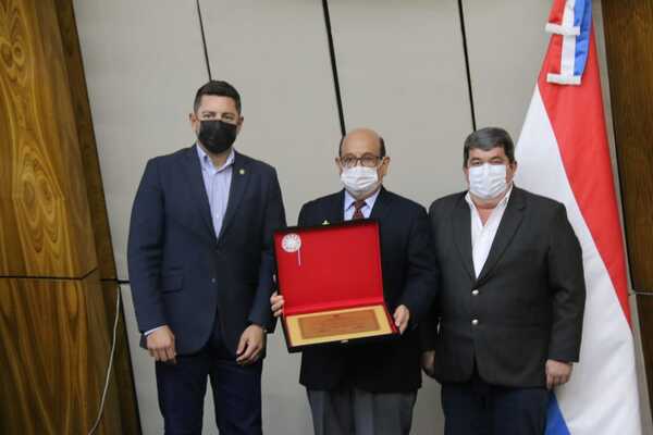 Diputados inaugura premio “Emiliano R. Fernández” distinguiendo a las radios Panambí Verá y Cáritas - ADN Digital