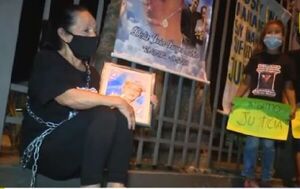 Madre de joven asesinado se encadenó frente al Poder Judicial