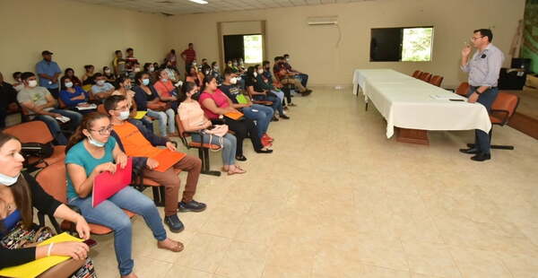 Jóvenes reciben becas por parte de la Gobernación de Caazapá - Noticiero Paraguay