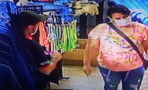 Pareja hurta ropas masculinas de conocida tienda del microcentro
