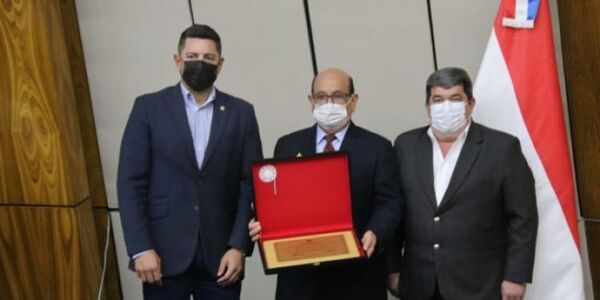 Diputados inaugura premio “Emiliano R. Fernández” distinguiendo a las radios Panambí Verá y Cáritas