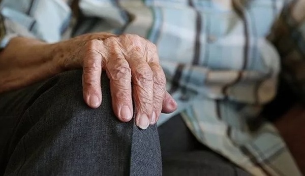 Aprueba ley que impide a hijos y nietos desalojar a los ancianos - Noticiero Paraguay