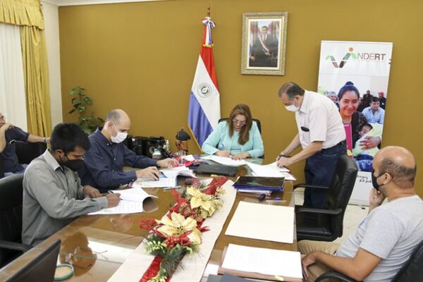 INDERT firmó contrato con empresas adjudicadas para la construcción de sistemas de agua en Amambay y Caazapa