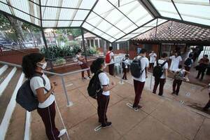 Ministerio de Educación prohíbe el cobro por inscripción en instituciones públicas