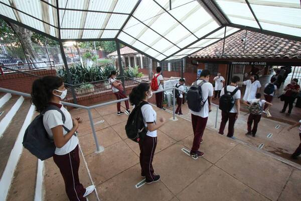 Ministerio de Educación prohíbe el cobro por inscripción en instituciones públicas