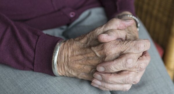Diputados aprueban proyecto de ley que prohíbe que adultos mayores que vivan en casa de los hijos sean desalojados
