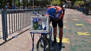 Pedaleó casi 300 kilómetros con imagen de la Virgencita porque su amigo se curó del COVID