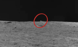 Localizan en la luna un misterioso objeto cuadrado