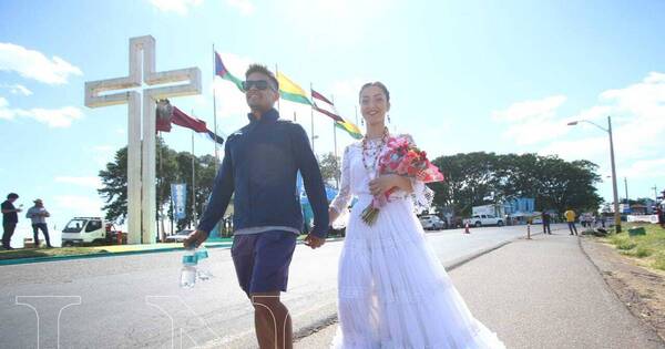 La Nación / Una promesa a todo ritmo: llegó junto a la Virgen vestida con traje típico nacional