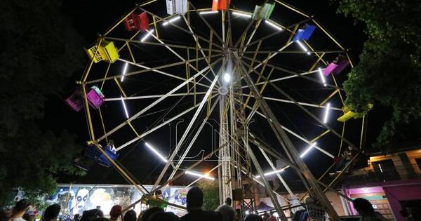 La Nación / Parque de diversiones: el punto de encuentro de miles de peregrinos que llegan a la basílica de Caacupé