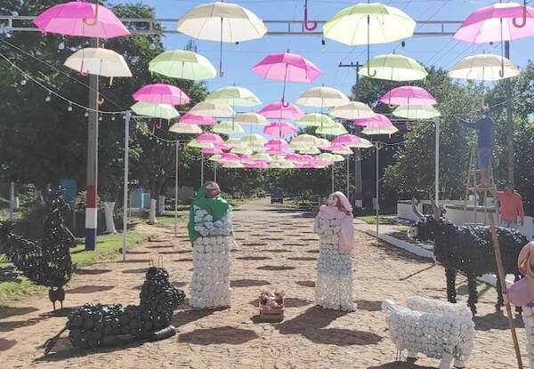 Crónica / ISLA PUCÚ HA IPORÃ. Se luce con sombrillas y botellas plásticas