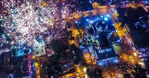 La Nación / Show de luces artificiales iluminó el cielo de Caacupé en honor a la Virgencita