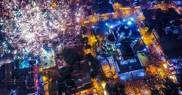 La Nación / Show de luces artificiales iluminó el cielo de Caacupé en honor a la Virgencita